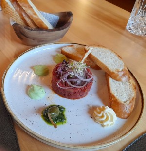 Beef Tartar vom Wasserbüffel 19,50 - Weingut Hotel Restaurant Mahorko - Glanz an der Weinstraße